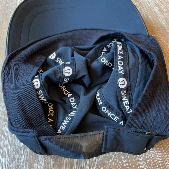 Lululemon Women’s Hat with Zipper - Picture 7 of 10